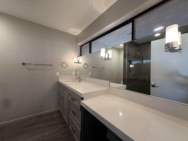 Building Photo - 4 Saturn Cir