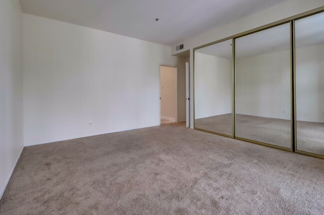 Building Photo - Amazing 2 Bedroom in Bankers Hill