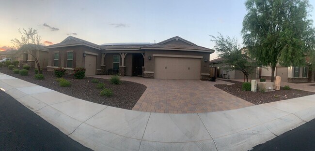 Building Photo - Gorgeous 5 Bed 3.5 Bath 3 Car garage home with private pool + SOLAR in gated community in Peoria