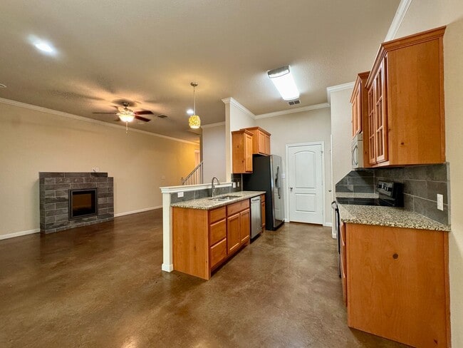 Building Photo - Savannah Court Luxury Townhomes