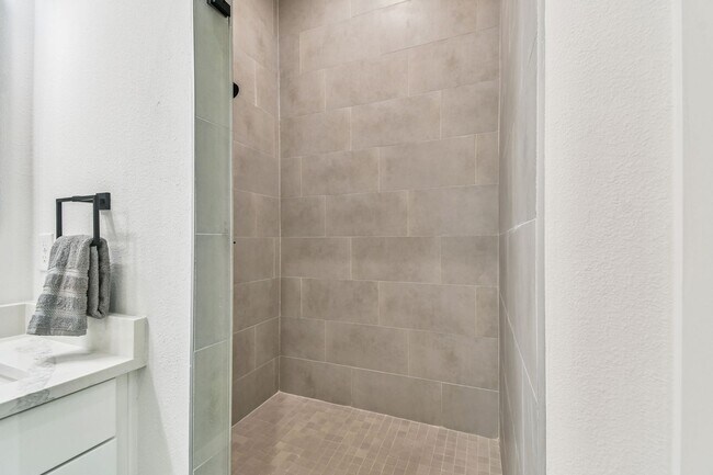 Building Photo - A charming coastal townhouse, just minutes from downtown St. Pete!