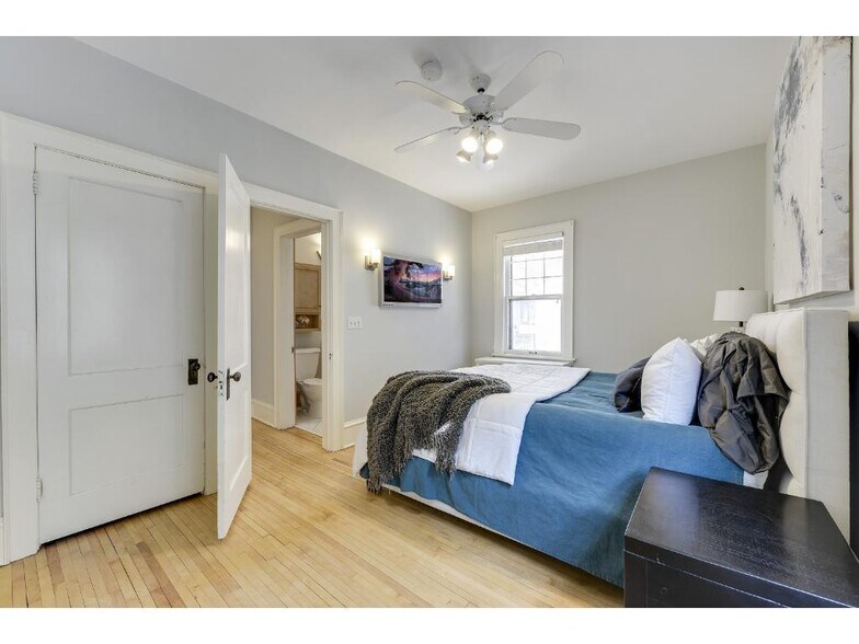 Building Photo - 818 W 42nd St