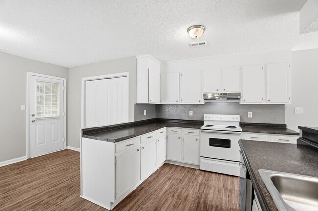 Building Photo - 3 Bedroom Ranch with a 2 Car Garage!