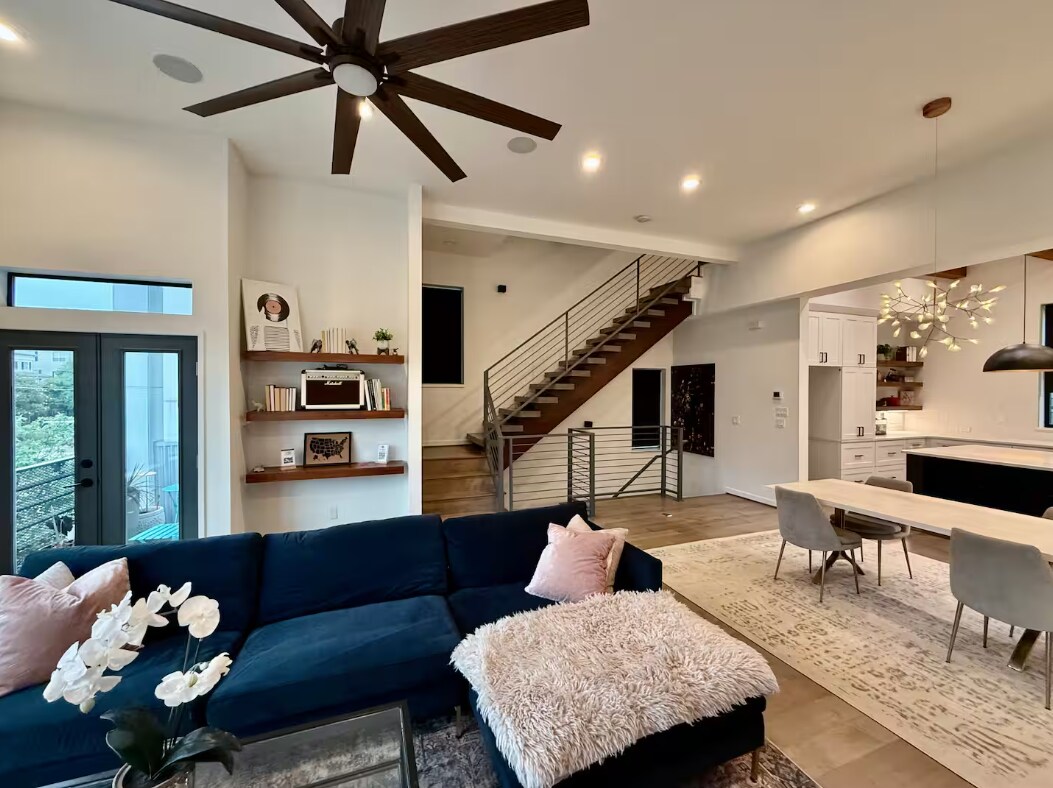 Building Photo - 513 Memorial Heights Dr
