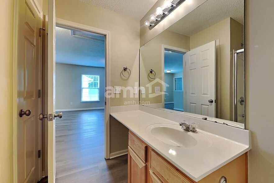 Building Photo - 5013 Springdale Dr