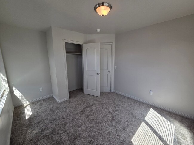 Building Photo - Spacious 4 Bedroom Home!