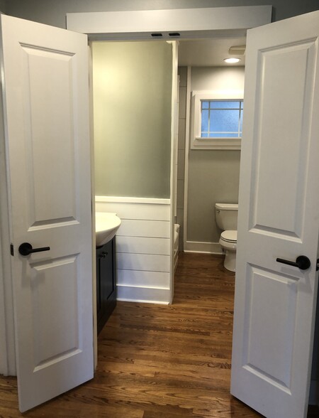 Second bathroom with plenty of room - 20400 Church St