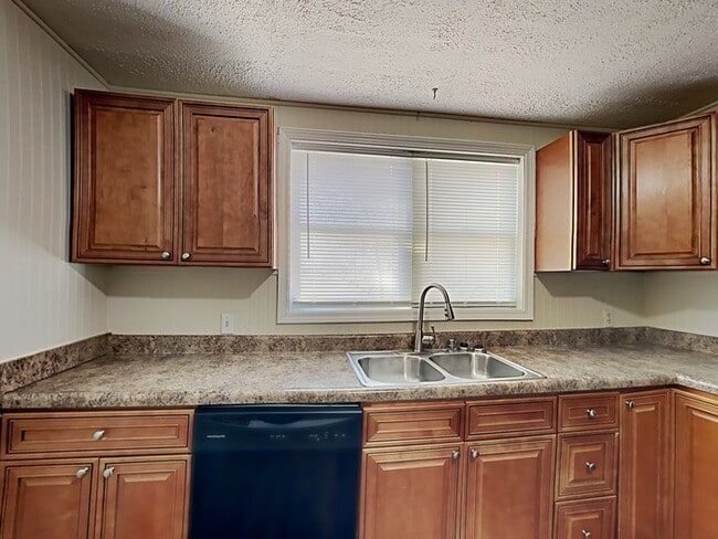 Building Photo - 4 bed 2 bath  with large backyard in Green...