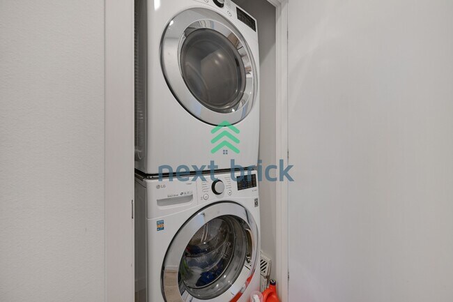 Building Photo - Spacious 3-Bedroom Townhouse in Seattle's Vibrant Heart – 2 Full Baths & 1508 Sq Ft of Comfort!
