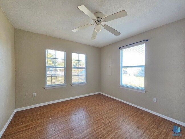 Building Photo - Beautiful 3 Bed | 2 Bath HOME on a DOUBLE LOT located in central Lakeland for rent and available ...