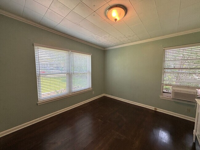 Building Photo - 318 Sprucewood Ln
