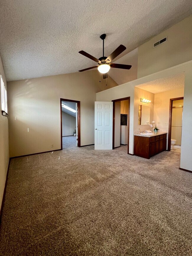 Building Photo - Cozy Rental in NW OKC!