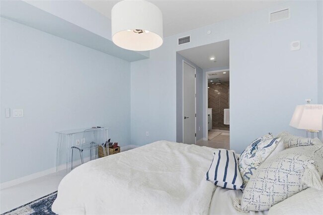 Building Photo - 400 Central Ave