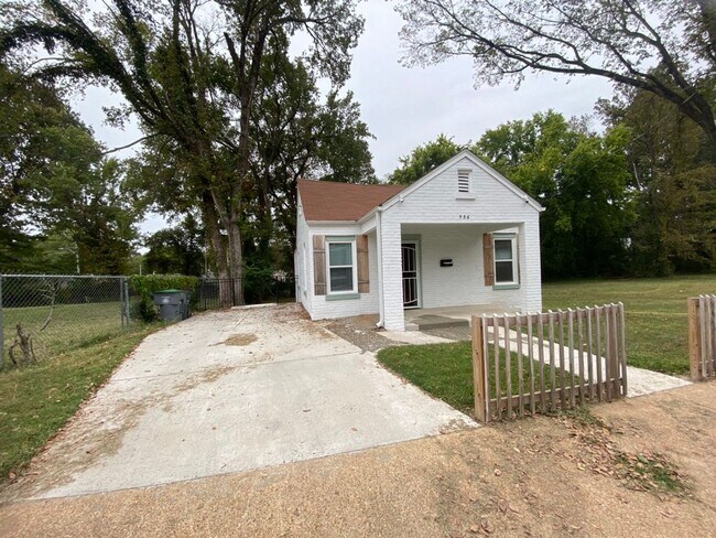 Building Photo - Cute, updated 3 bed/1 bath bungalow