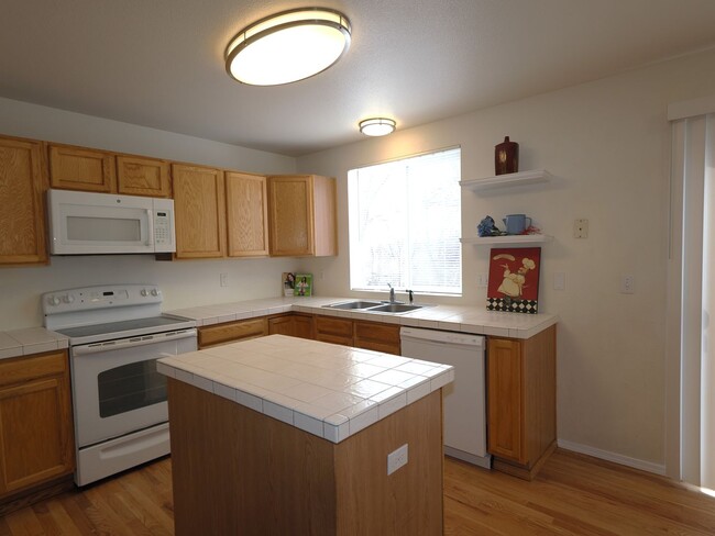 Building Photo - 4 bed 3.5 bath with 2 car garage - Availab...