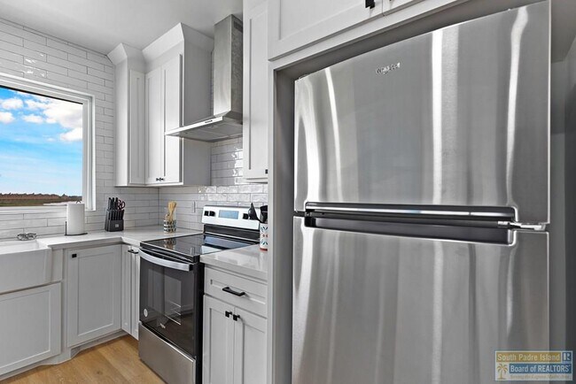 Building Photo - 111 W Sunny Isle Dr