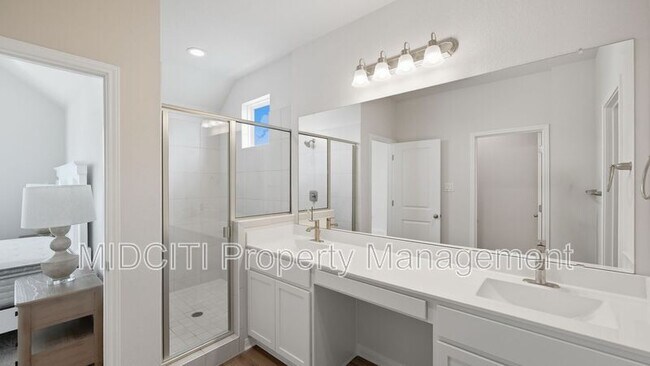 Building Photo - 2133 Hofstaat