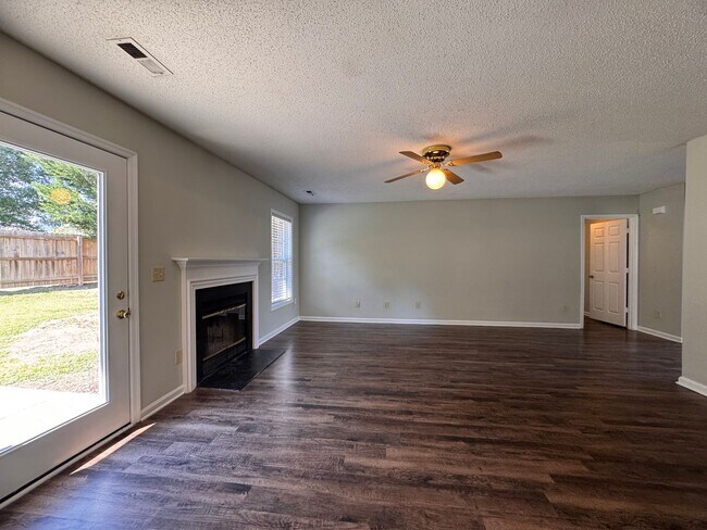 Building Photo - 3BR 2BA One Story Home with Garage