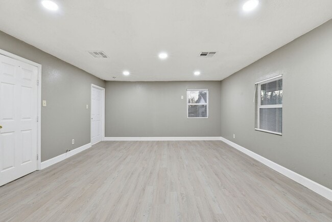 Building Photo - 506 Ogilvie St