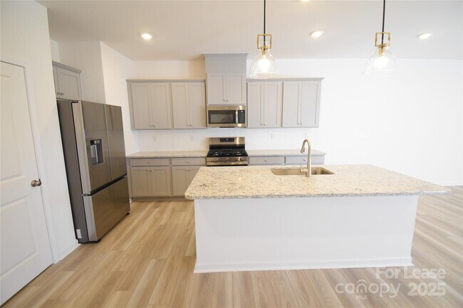 Building Photo - 752 Kitfox Dr NW