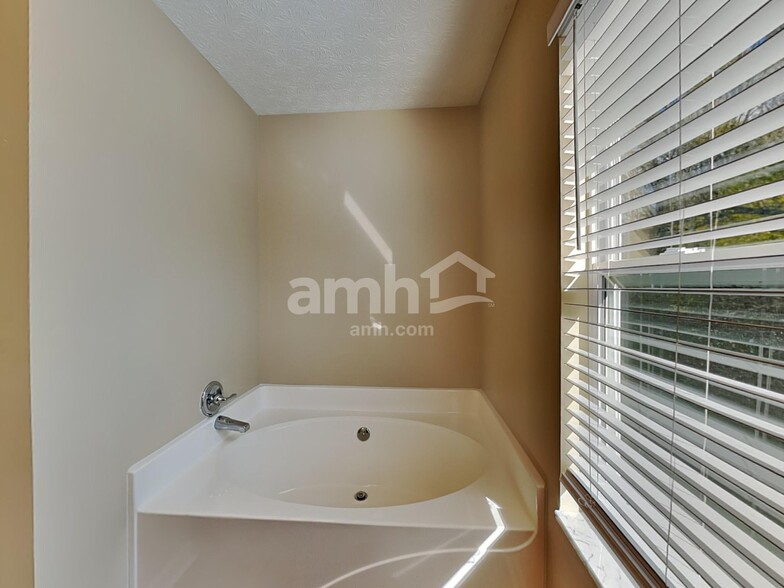 Building Photo - 80 Simsbury Ct