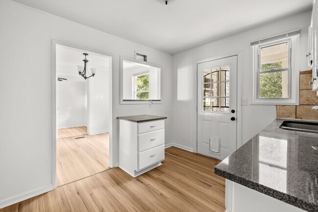Building Photo - Charming 3 Bedroom, 2 Bathroom house
