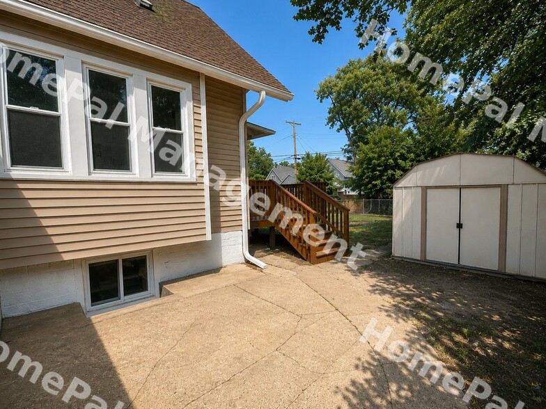 Building Photo - 2416 Fowler Ave
