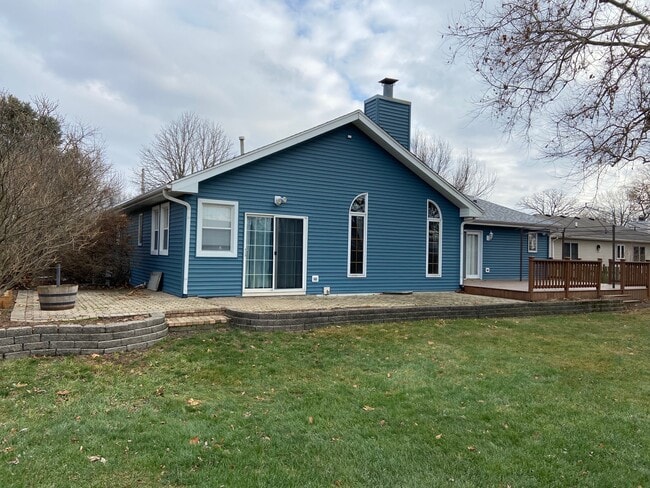 Building Photo - 558 Beachview Dr