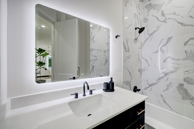 Building Photo - University Oaks – Modern Luxury Living in the Heart of Houston