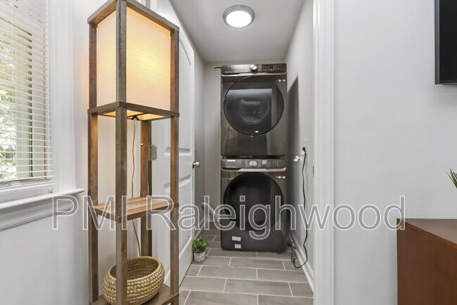 Building Photo - 5017 Gatewood Dr