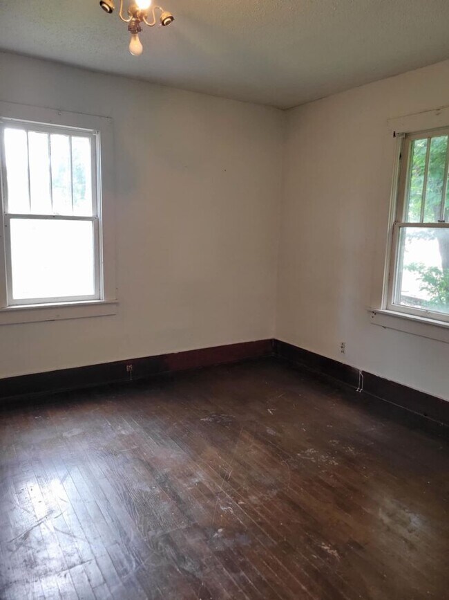 Building Photo - 2 bedroom 1 bathroom house for rent