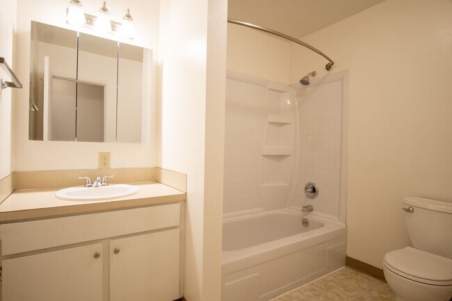 Building Photo - Close-in SE: Garden Level 1 Bdr w/ DW, Pri...