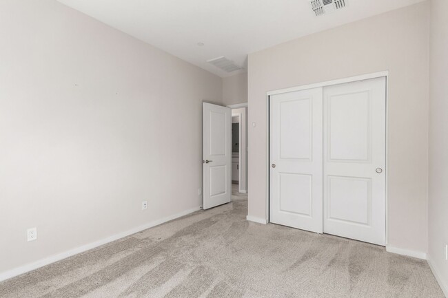 Building Photo - Modern and Spacious Townhome in the Mosaic...