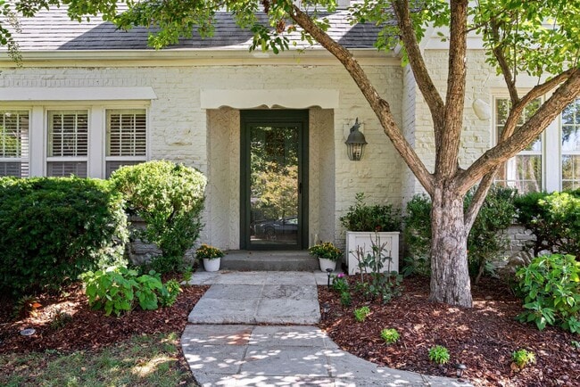 Building Photo - Luxury unfurnished 4BR/4.5BA Tudor in Belle Meade Links.