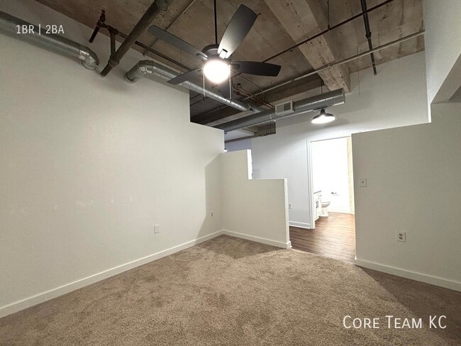 Building Photo - Renovated 1 Bed + Den, 2 FULL Bathrooms in...