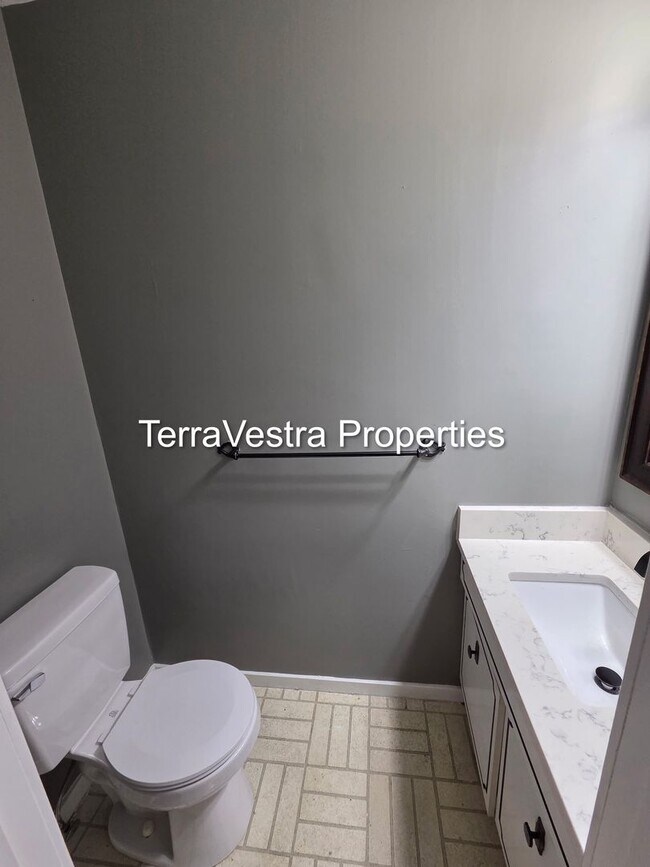 Building Photo - 3 Bed 2.5 Bath in Sicklerville! Eligible for $500 Security Deposit.