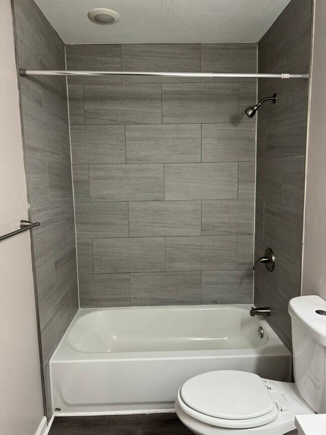 Building Photo - Beautifully Updated 2-Bedroom in Grove Par...