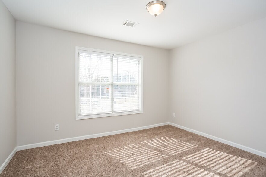 Building Photo - 5175 Yellow Pine Dr