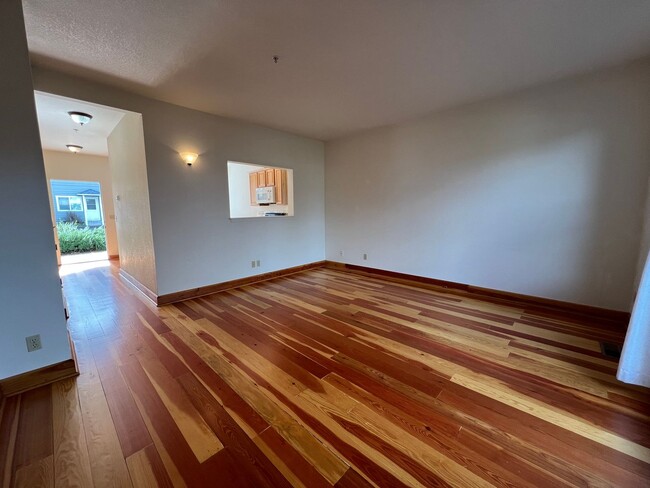 Building Photo - Bright and charming two bedroom townhome i...