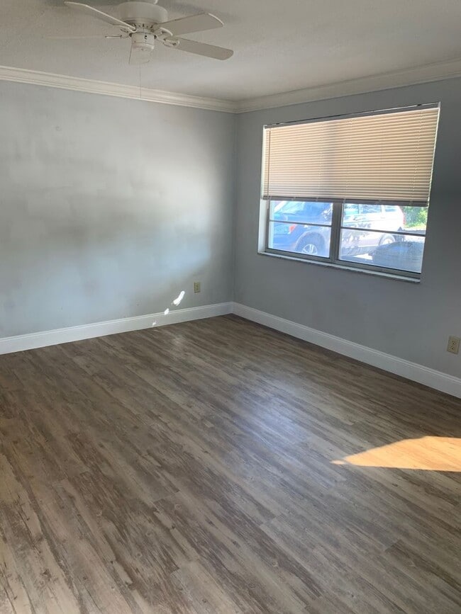 Building Photo - 3 bedroom 1 bath recently refurbished  wit...