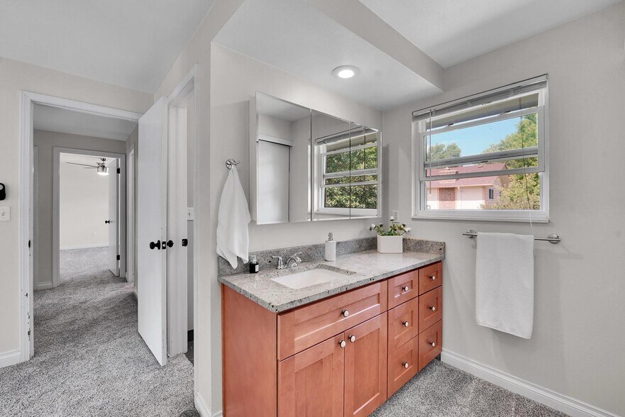 Building Photo - 7303 E Mercer Pl