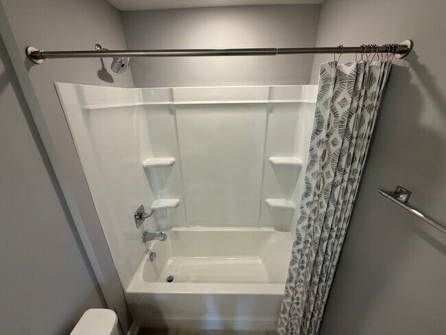 Building Photo - Never loved in Model Homes