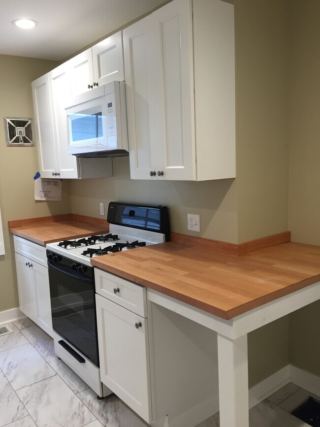 Building Photo - 3 Bedroom House for Rent