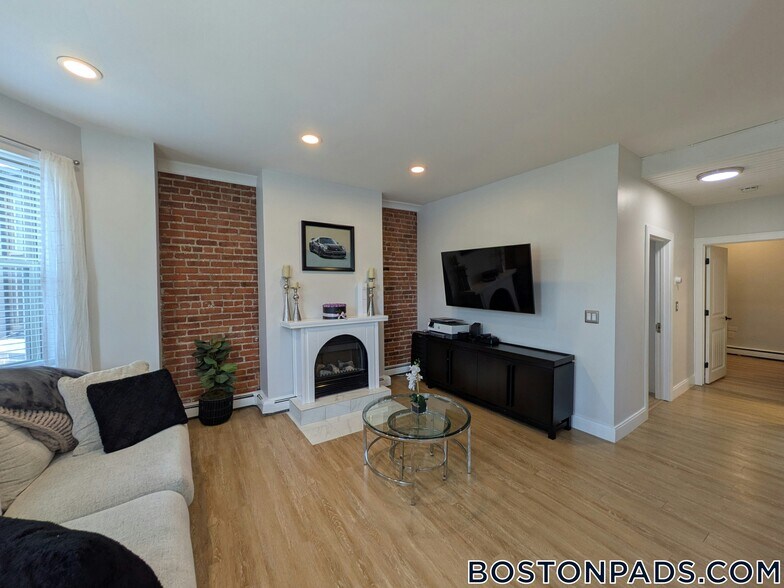 Building Photo - 390 Riverway