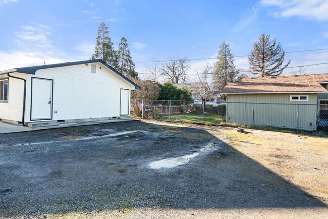 Building Photo - 1028 W 11th St