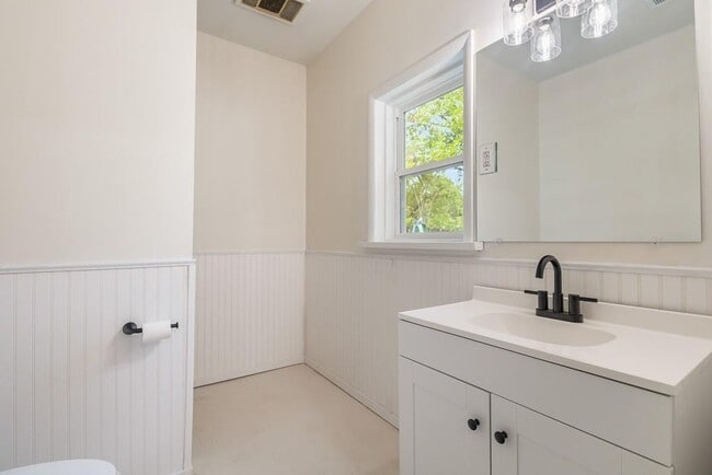 Building Photo - 301 Michael St