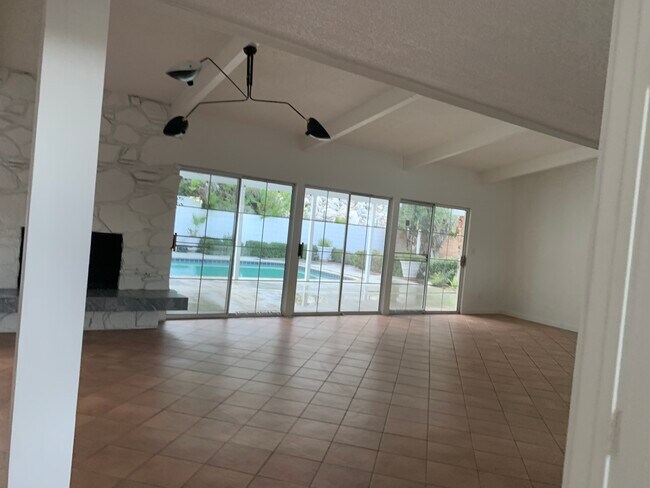 Front room - 835 N Rose Ave