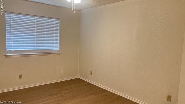 Building Photo - 6804 S Creek Dr
