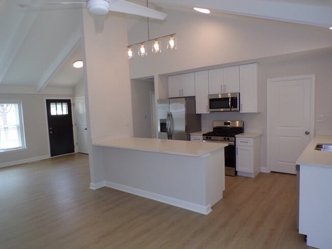 Building Photo - 103 Heritage Dr S