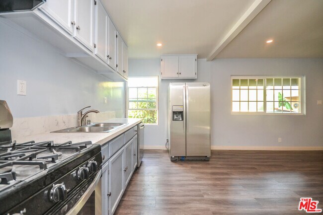 Building Photo - 1112 Ocean Park Blvd